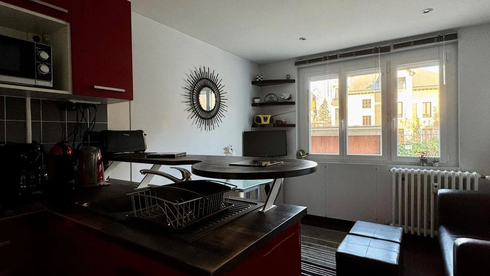 Type 2 Lumineux Avec Grand Garage A Aix-Les-Bains - Fr-1-555-104 Apartment 0*,  France